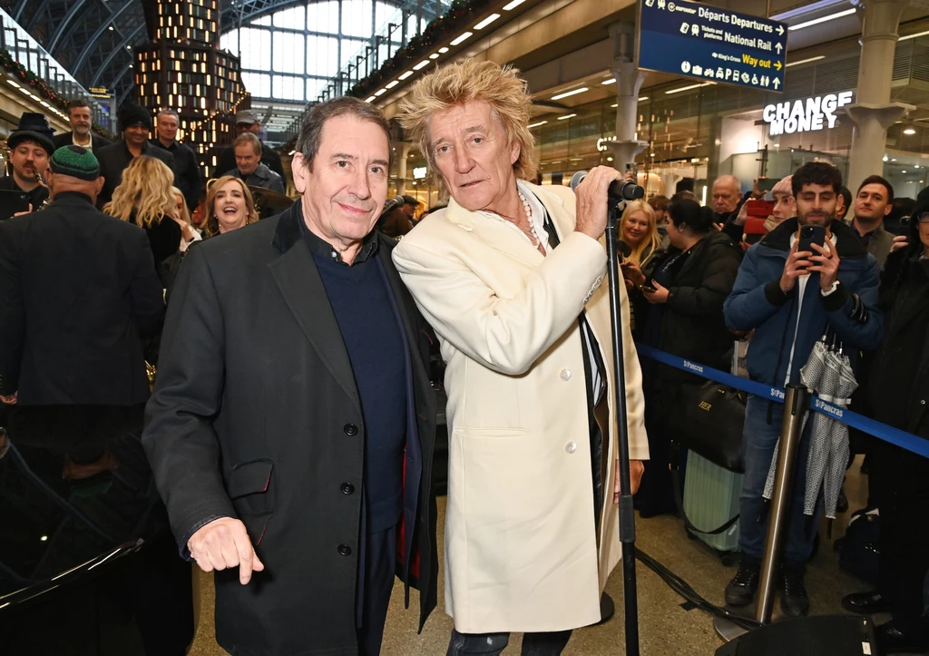 Jools Holland i Rod Stewart promując nowy album "Swing Fever" zagrali na stacji kolejowej Pancras w Londynie (5.12.2023)