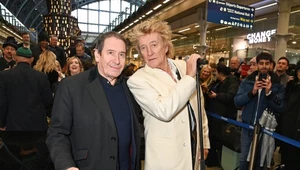 Jools Holland i Rod Stewart promując nowy album "Swing Fever" zagrali na stacji kolejowej Pancras w Londynie (5.12.2023)