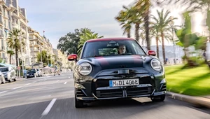 Mini Cooper SE w wersji JCW. Sportowy charakter i elektryczna frajda z jazdy