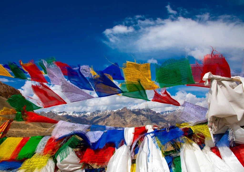 Buddyjskie flagi z modlitwami w Himalajach