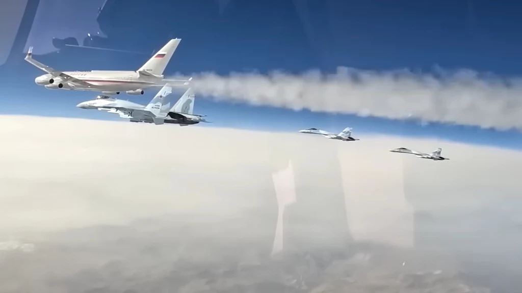 Samolot Putina otoczony przez pięć myśliwców Su-35S