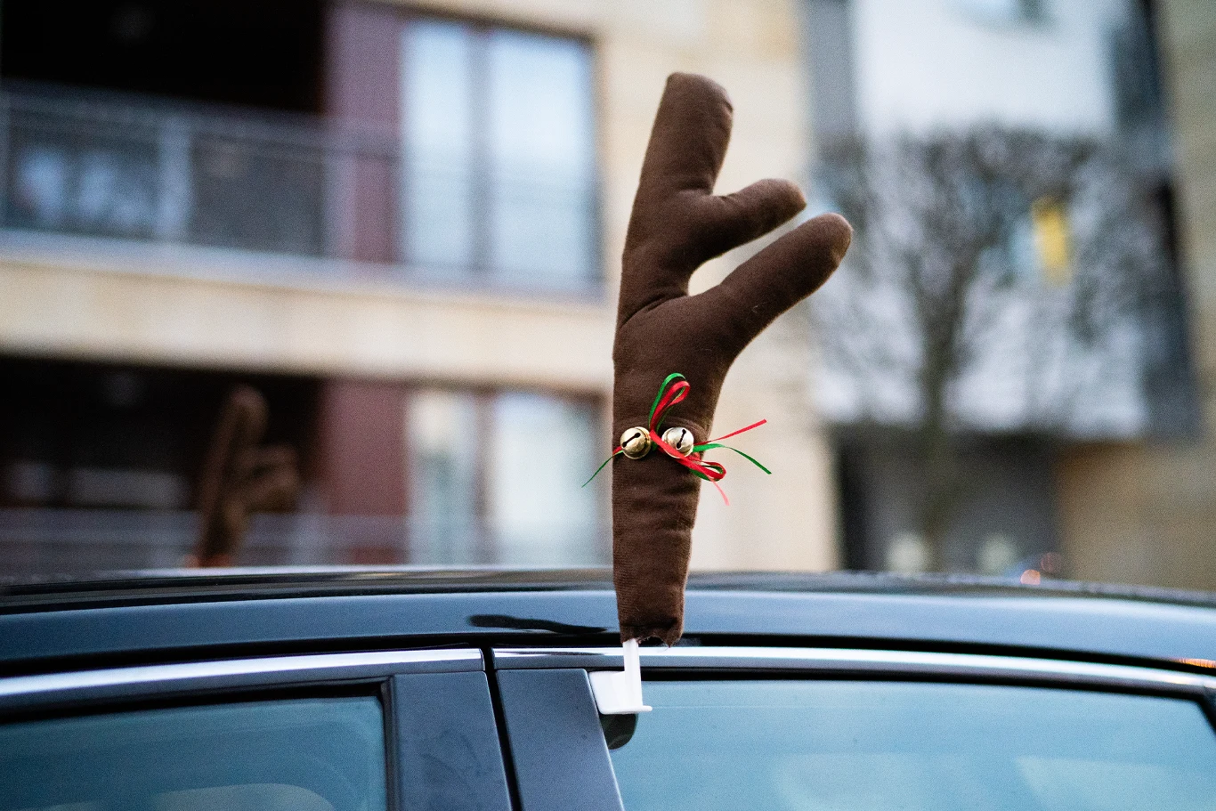 Za świąteczne dekoracje na aucie policjant może ukarać nas mandatem w wysokości do 500 zł