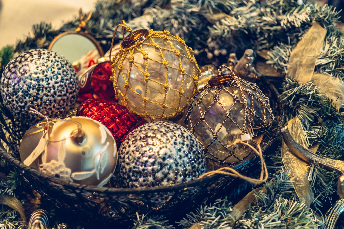 Bombki choinkowe mają nie tylko dekorować drzewko, ale też chronić przed złem czy przynosić szczęście. Jaka jest symbolika tych popularnych ozdób? Bombki choinkowe mają nie tylko dekorować drzewko, ale też chronić przed złem czy przynosić szczęście. Jaka jest symbolika tych popularnych ozdób?