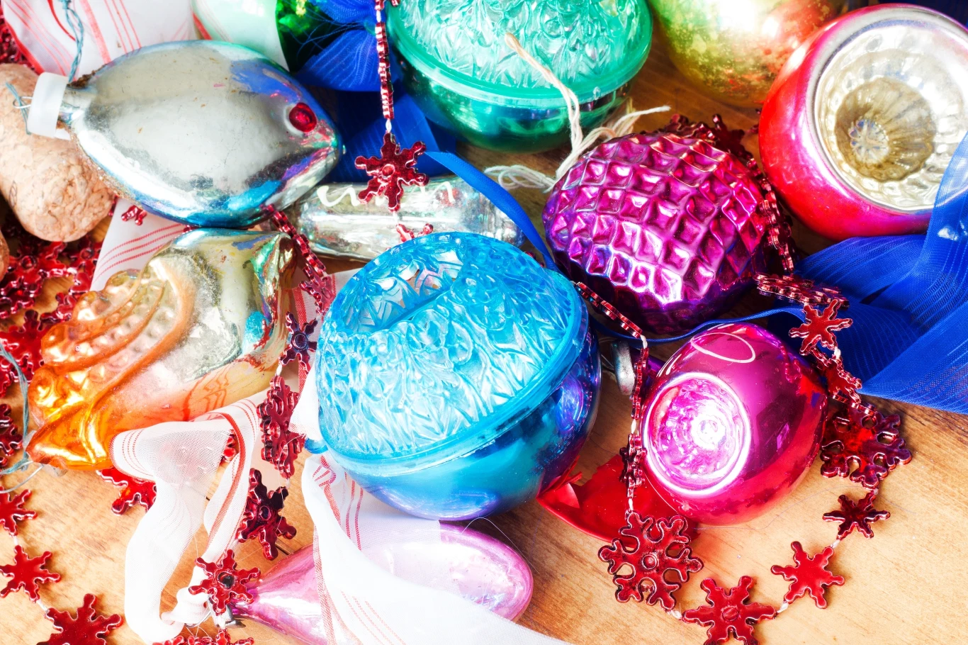 Bombki choinkowe z dawnych lat znów wracają do łask. Moda na wzornictwo vintage sprawiła, że stare bombki są obecnie bardzo poszukiwane. Bombki choinkowe z dawnych lat znów wracają do łask. Moda na wzornictwo vintage sprawiła, że stare bombki są obecnie bardzo poszukiwane.