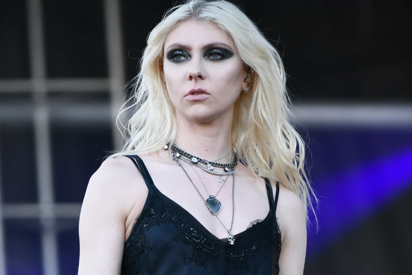 Taylor Momsen na scenie z grupą The Pretty Reckless - 25 lutego 2023 r.