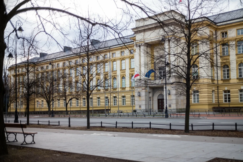 Rząd przyjął projekt ustawy okołobudżetowej na 2025 roku. Na zdjęciu budynek Kancelarii Prezesa Rady Ministrów w Warszawie