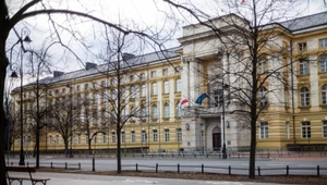 Rząd przyjął projekt ustawy okołobudżetowej na 2025 roku. Na zdjęciu budynek Kancelarii Prezesa Rady Ministrów w Warszawie