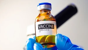 Od 6 grudnia można przyjąć nowy wariant szczepionki przeciw COVID-19. Co to za szczepionka i kto może się zaszczepić? 