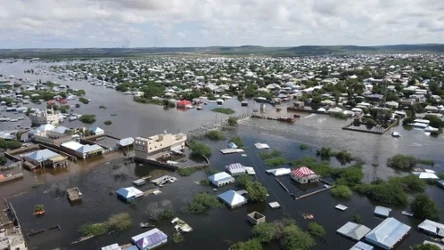 Z powodu ulew w Rogu Afryki doszło do rekordowych powodzi. Zmusiły one do ewakuacji łącznie ponad 2 mln osób. Na zdjęciu: zalana miejscowość Beledweyne w Somalii, 15 listopada