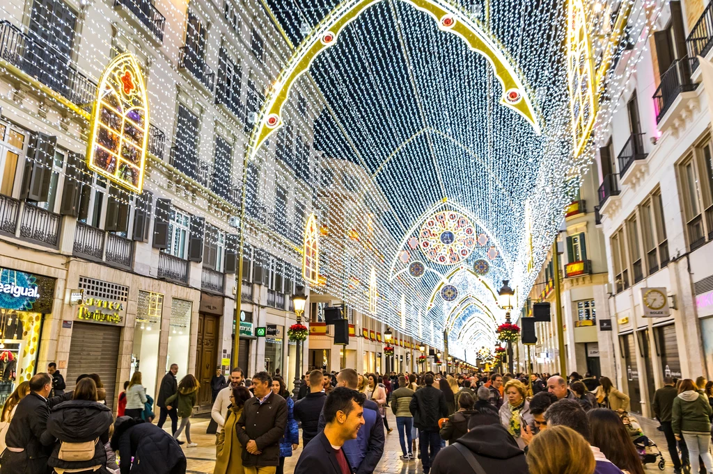 Ulica Calle Marques de Larios ozdobiona dekoracjami świątecznymi w Maladze, Hiszpania