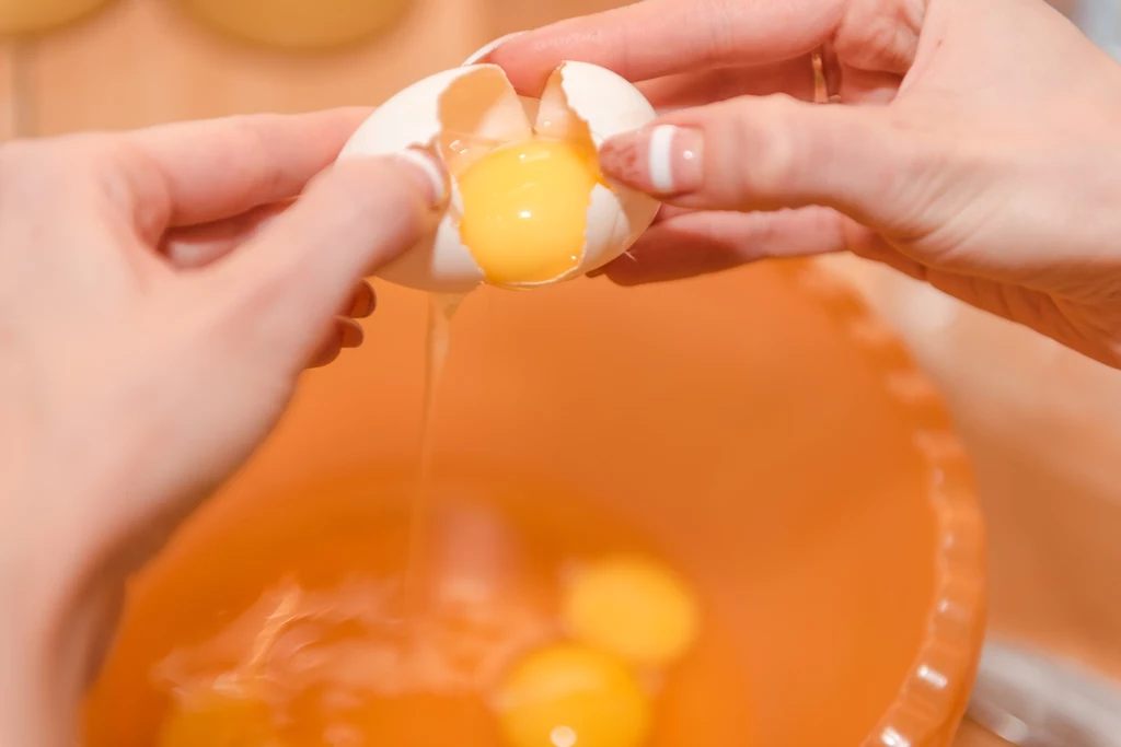 Przed rozbiciem jajka warto sprawdzić jego świeżość. Można to zrobić np. poprzez potrząsanie