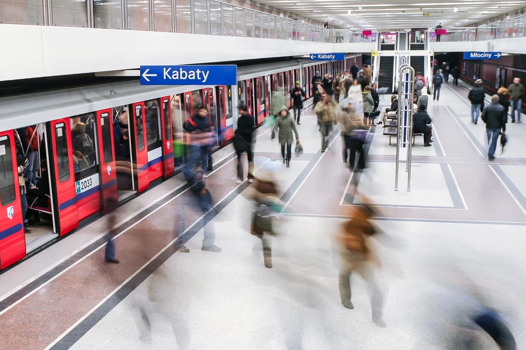 W warszawskim metrze grasuje dowcipniś, który hakuje telefony.