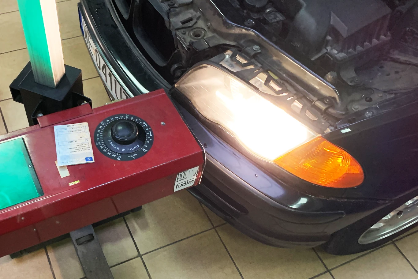 Obowiązkowego badania technicznego nie przejdzie samochodów, który ma "uszkodzone źródła światła".