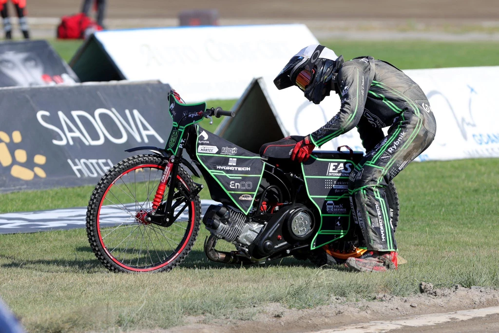 Paweł Trześniewski i zdefektowany motocykl.