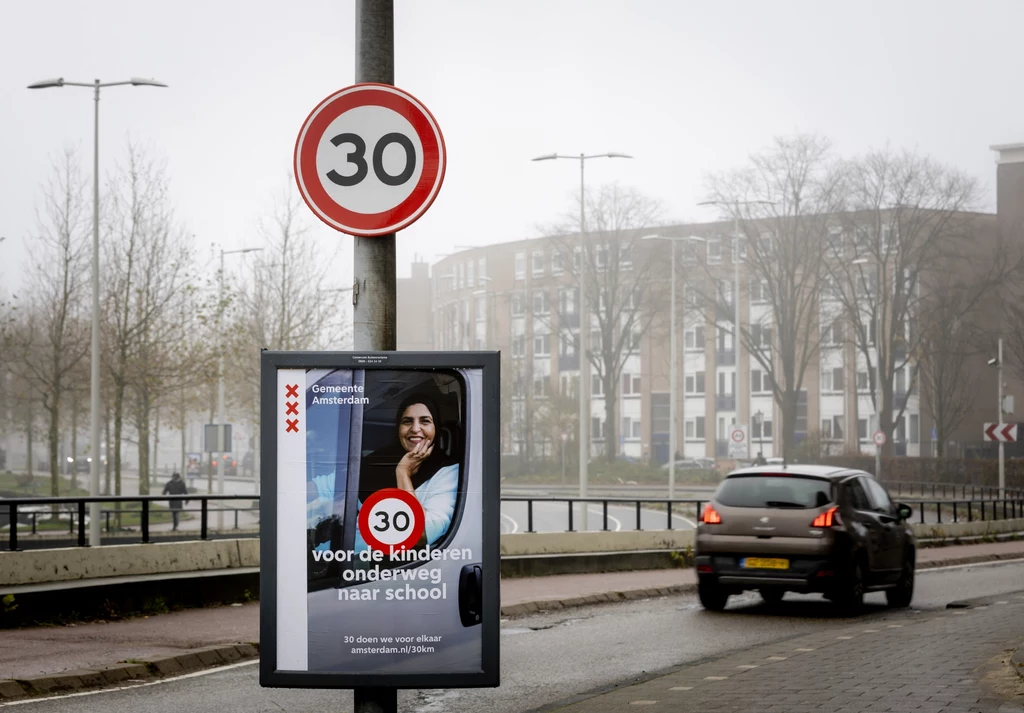 Większość kierowców w Amsterdamie dotknie drastyczne ograniczenie prędkości Większość kierowców w Amsterdamie dotknie drastyczne ograniczenie prędkości