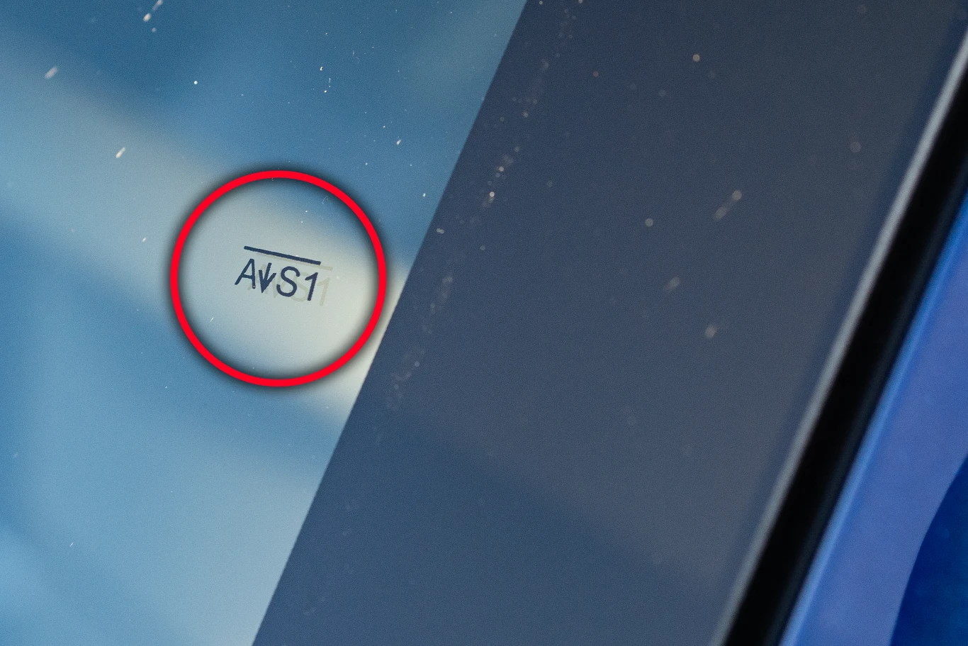 AS1 - szkło laminowane, najczęściej stosowane przez producentów. Jego przepuszczalność to minimum 70% promieni słonecznych.