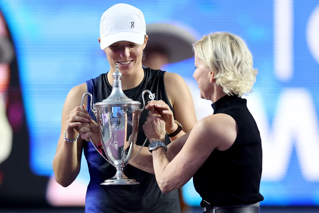 Chris Evert wręczała Idze Świątek trofeum za zwycięstwo w WTA Finals