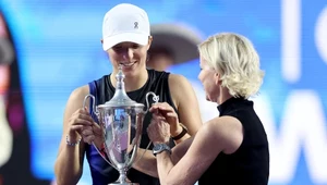 Chris Evert wręczała Idze Świątek trofeum za zwycięstwo w WTA Finals