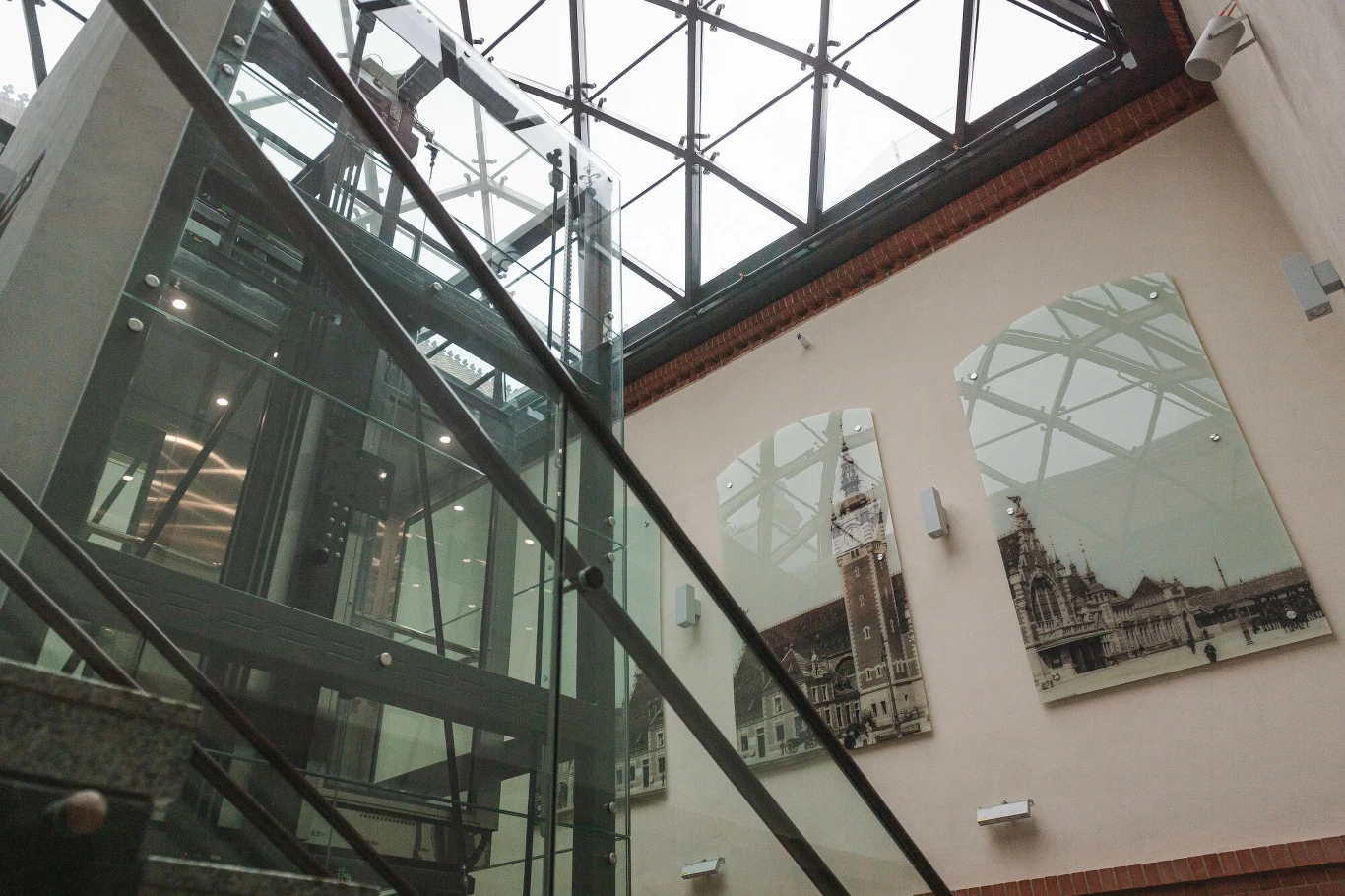 Dworzec Gdańsk Główny po remoncie i rewitalizacji. Zainteresowanie pasażerów wzbudza nietypowa winda Dworzec Gdańsk Główny po remoncie i rewitalizacji. Zainteresowanie pasażerów wzbudza nietypowa winda