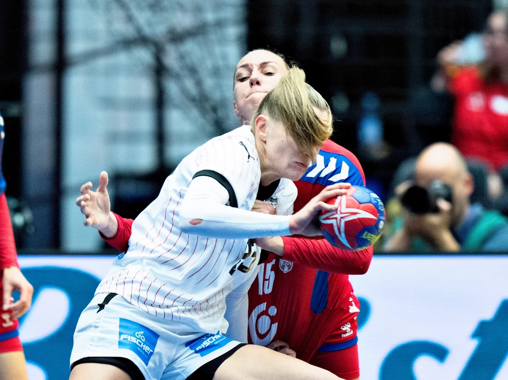 Annika Lott powstrzymywana przez Jovanę Jovović Annika Lott powstrzymywana przez Jovanę Jovović