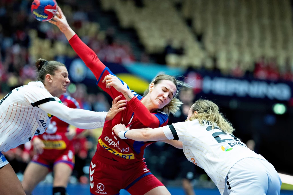 Jovana Jovović zatrzymywana przez Niemki Jovana Jovović zatrzymywana przez Niemki