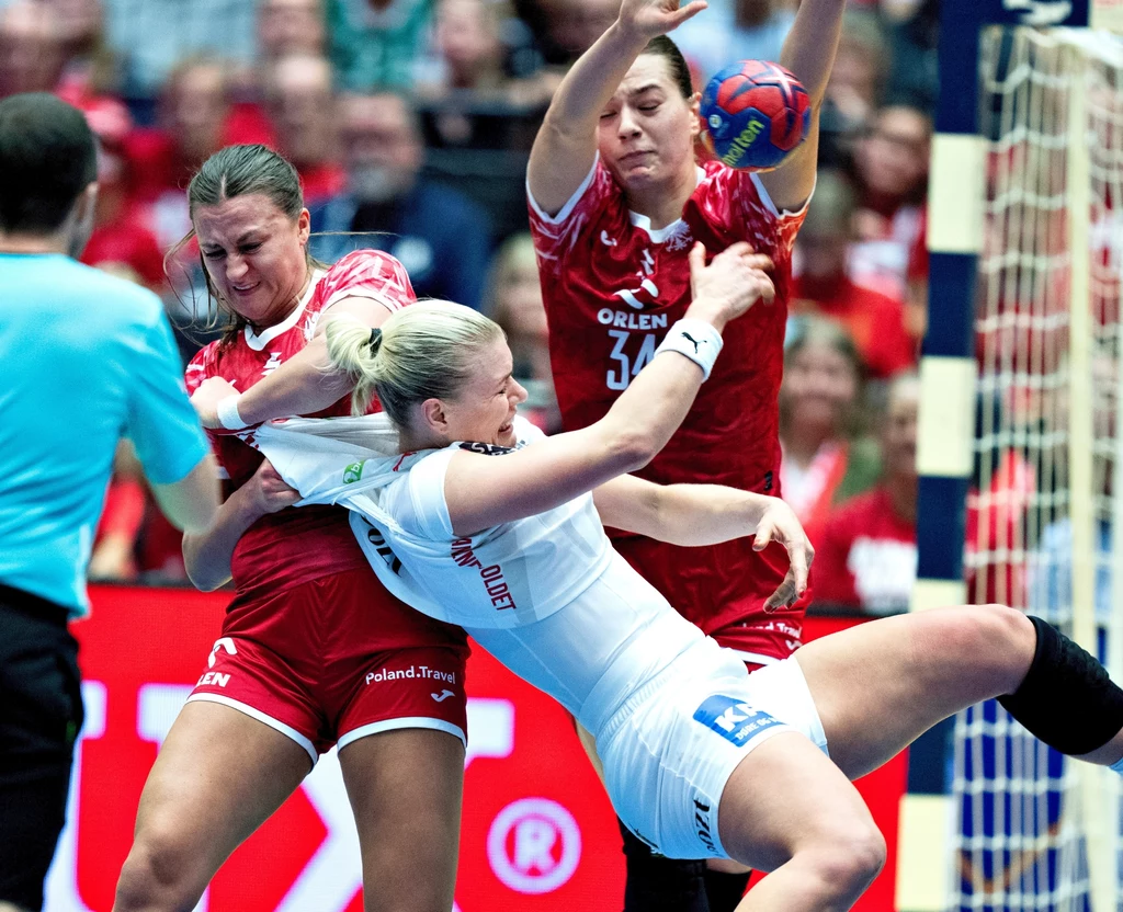 Emilia Galińska powstrzymuje Kathrine Heindahl. Dania pokonała Polskę i jako druga, po Niemcach, zapewniła sobie grę w ćwierćfinale Emilia Galińska powstrzymuje Kathrine Heindahl. Dania pokonała Polskę i jako druga, po Niemcach, zapewniła sobie grę w ćwierćfinale
