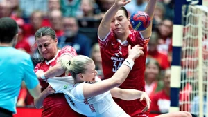 Emilia Galińska powstrzymuje Kathrine Heindahl. Dania pokonała Polskę i jako druga, po Niemcach, zapewniła sobie grę w ćwierćfinale