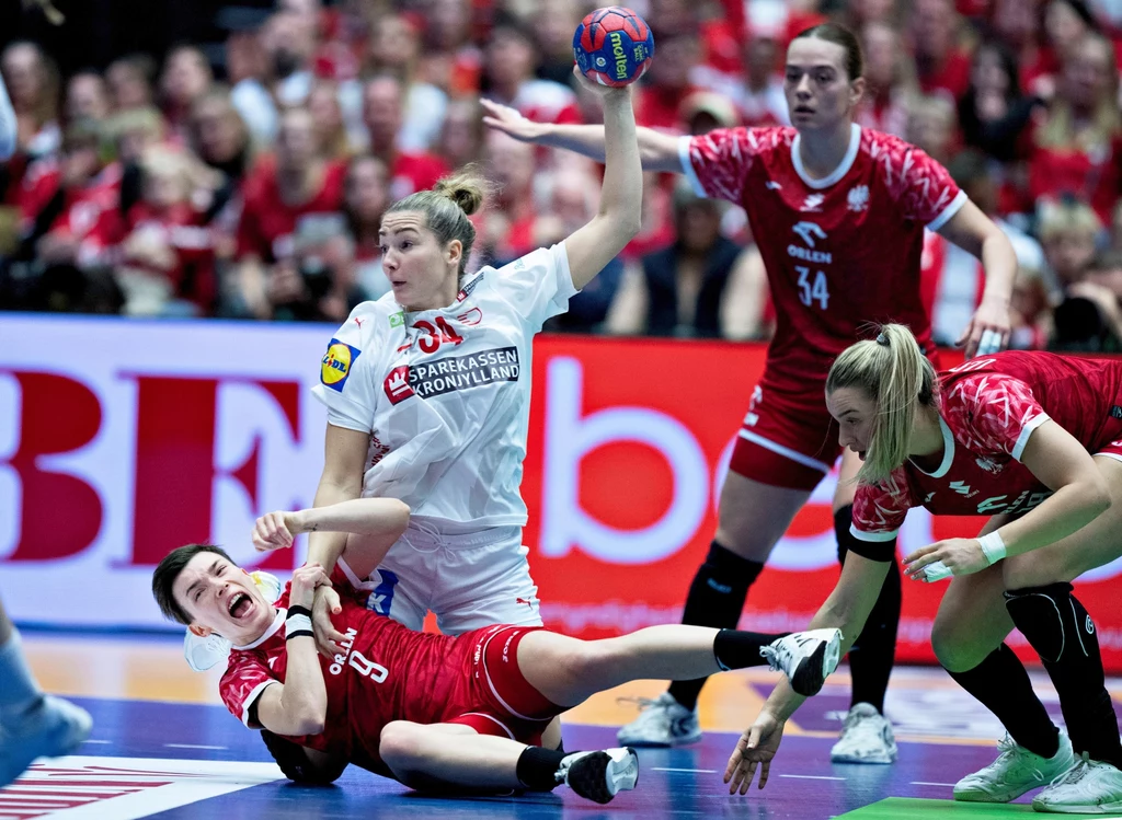 Rikke Iversen z piłką, Magda Balsam pada na parkiet. Polki nie dały rady silniejszym rywalkom Rikke Iversen z piłką, Magda Balsam pada na parkiet. Polki nie dały rady silniejszym rywalkom