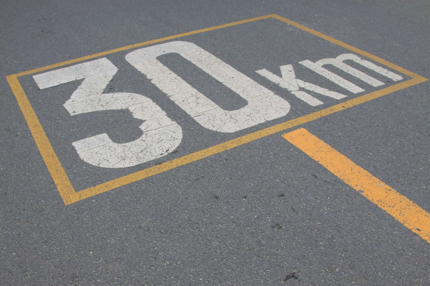 Po zmianie przepisów w Amsterdamie kierowcy narzekają na jeszcze wolniejszą jazdę w centrum Po zmianie przepisów w Amsterdamie kierowcy narzekają na jeszcze wolniejszą jazdę w centrum