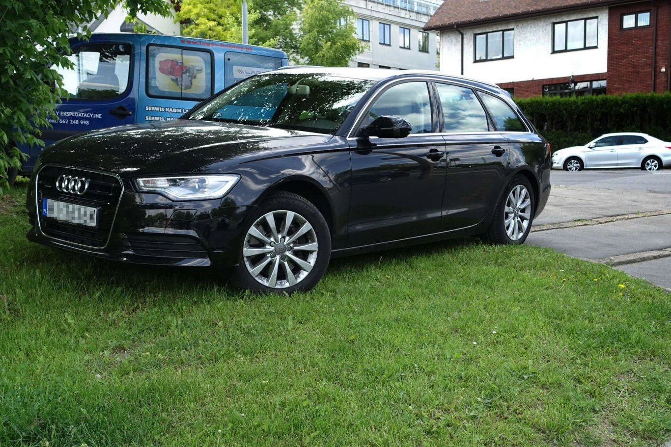 Wielu kierowców nie waha się przed pozostawieniem auta na trawniku. To błąd. 