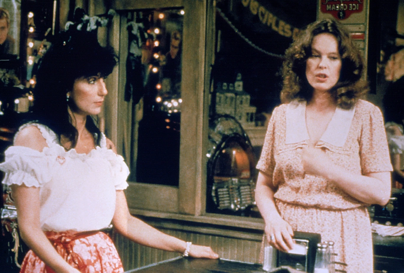 Cher i Sandy Dennis w filmie "Wróć, Jimmy Deanie"