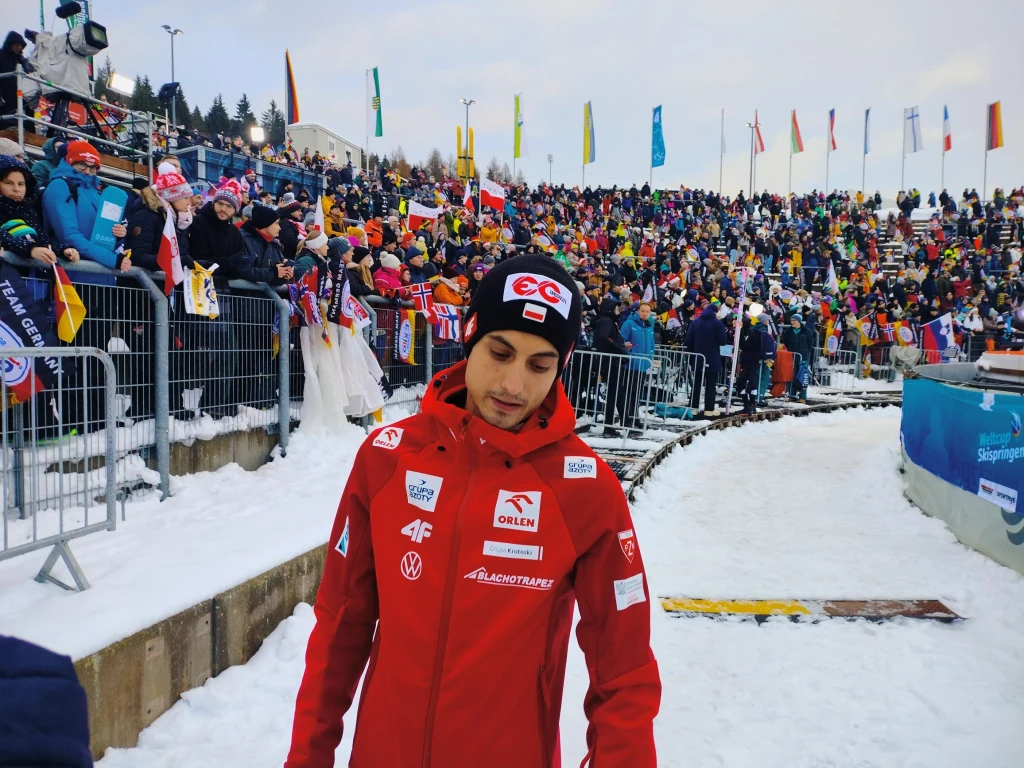 Maciej Kot Maciej Kot nie miał szczęśliwej miny w niedzielę w Klingenthal