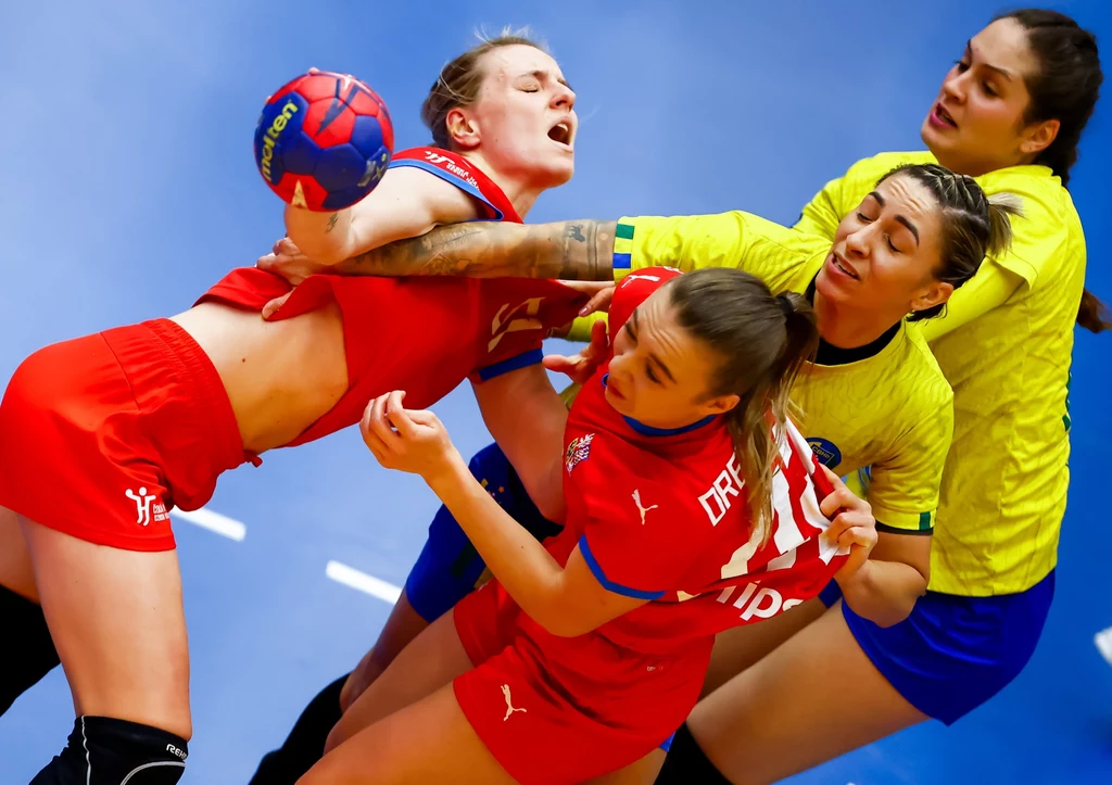 Markéta Jeřábková powstrzymywana przez Brazylijki, w tym rozgrywającą Zagłębia Lubin Patricię Matieli Markéta Jeřábková powstrzymywana przez Brazylijki, w tym rozgrywającą Zagłębia Lubin Patricię Matieli