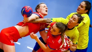 Markéta Jeřábková powstrzymywana przez Brazylijki, w tym rozgrywającą Zagłębia Lubin Patricię Matieli