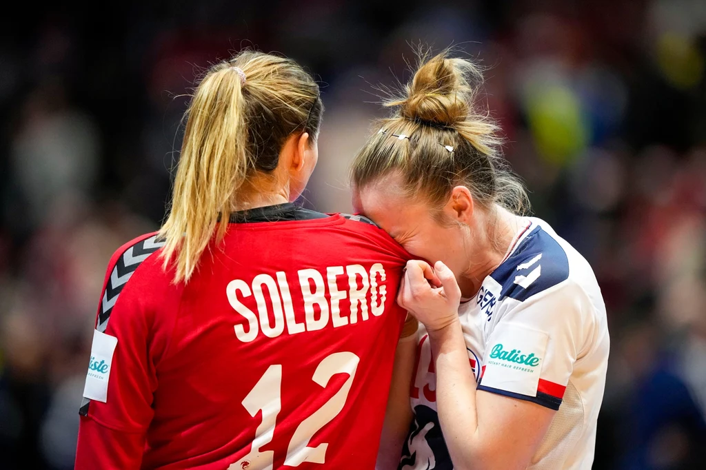 Vilde Ingstad płacze w rękaw Silje Solberg-Osthassel