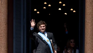 Javier Milei został zaprzysiężony na prezydenta Argentyny. Zdjęcie przedstawia polityka w momencie ceremonii, która odbyła się w 10 grudnia w Buenos Aires 