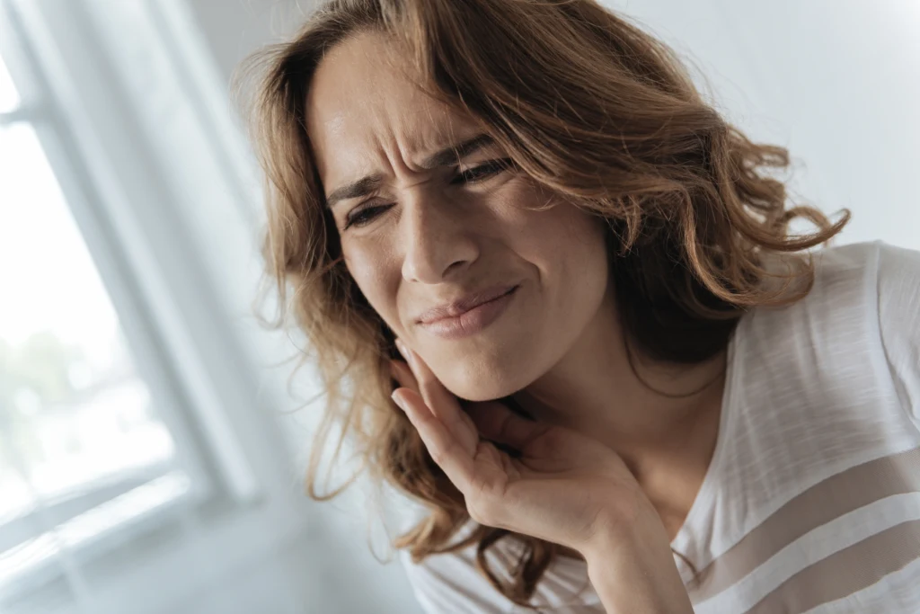 Uporczywy ból zęba lub niegojące się owrzodzenie w jamie ustnej to nie zawsze problem stomatologiczny. Może być jednym z pierwszych objawów raka głowy i szyi