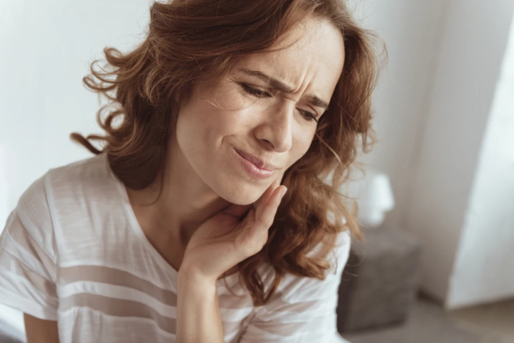 Osoby z zapaleniem nerwu trójdzielnego często opisują ból jako przeszywający lub podobny do porażenia prądem. Jakie są na niego sposoby? Wyjaśniamy