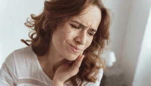 Osoby z zapaleniem nerwu trójdzielnego często opisują ból jako przeszywający lub podobny do porażenia prądem. Jakie są na niego sposoby? Wyjaśniamy