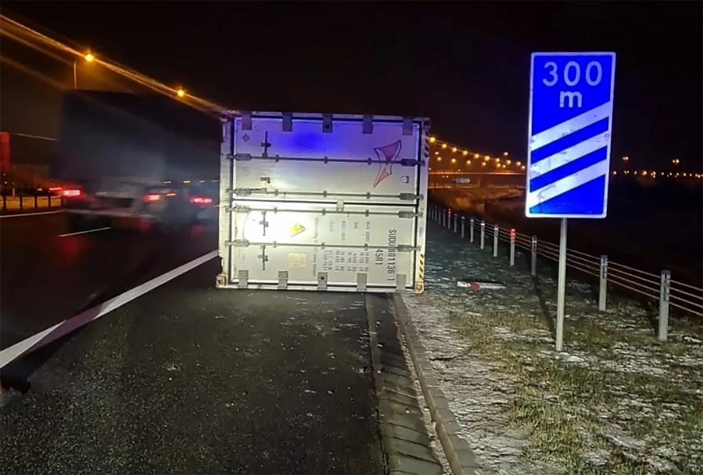 Na autostradzie leżał gigantyczny kontener Fot. @KMPwGrudziadzu 