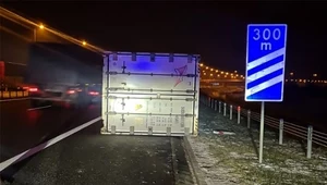 Na autostradzie leżał gigantyczny kontener. Tragedia wisiała na włosku 