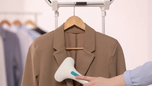 Zimowy płaszcz czyść tylko w ten sposób. Będzie wyglądał jak nowy 