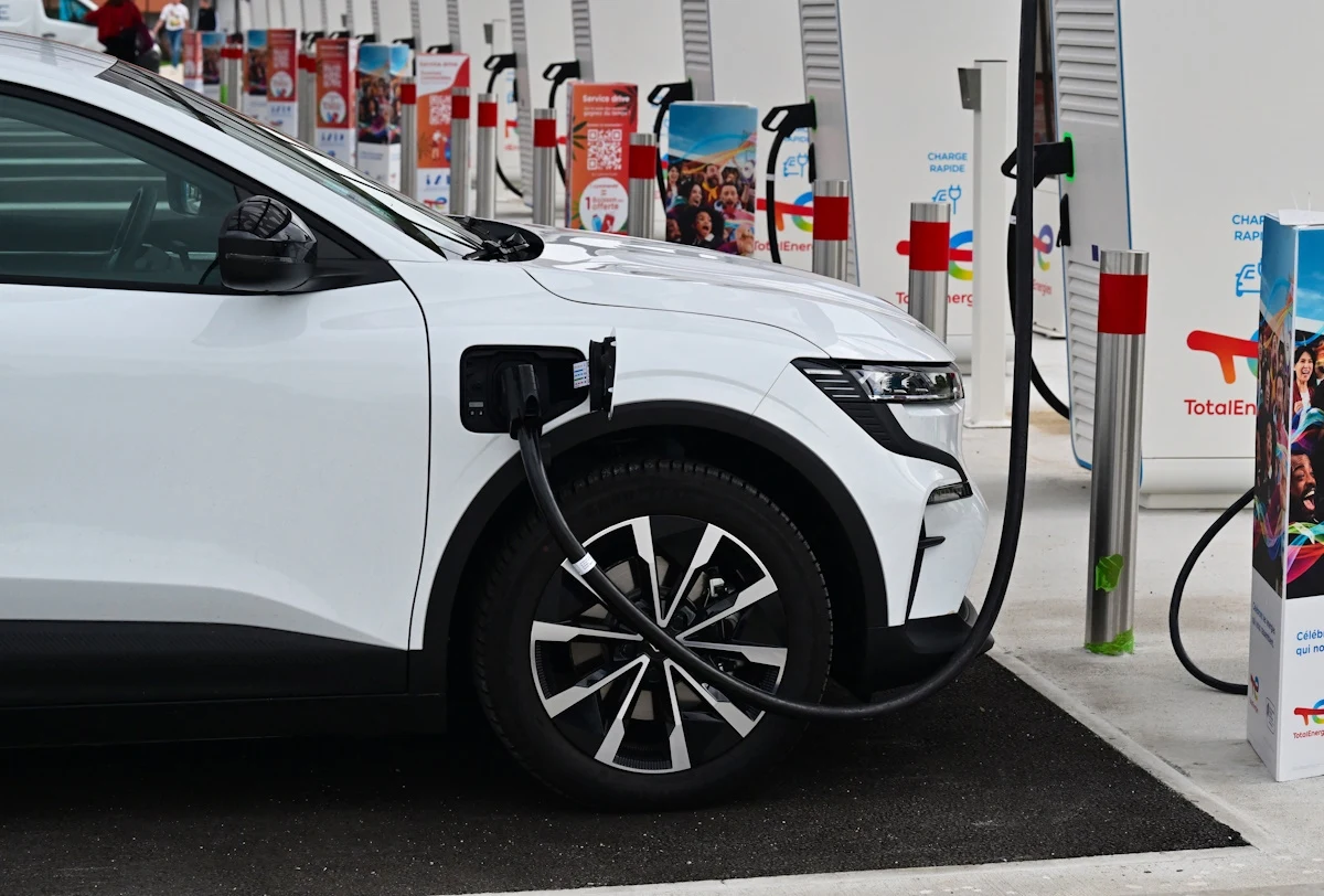 Euro NCAP ostrzega, że rosnąca masa samochodów elektrycznych stanowi zagrożenie dla innych użytkowników dróg Euro NCAP ostrzega, że rosnąca masa samochodów elektrycznych stanowi zagrożenie dla innych użytkowników dróg