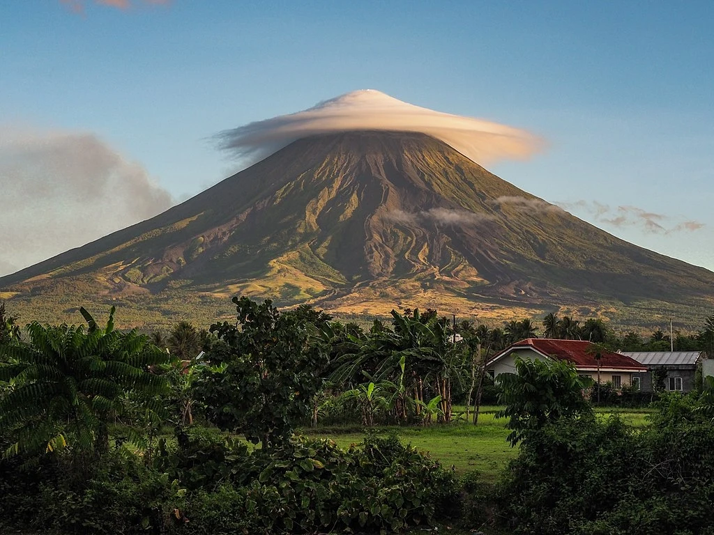 Chmura soczewkowata nad wulkanem Mayon na wyspie Luzon na Filipinach. Chmura soczewkowata nad wulkanem Mayon na wyspie Luzon na Filipinach.