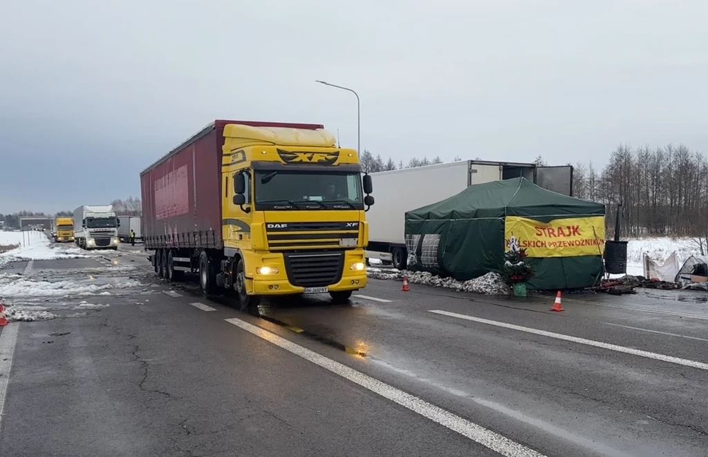 Dorohusk: Pierwszy tir, który przejechał przez granicę po rozwiązaniu protestu Dorohusk: Pierwszy tir, który przejechał przez granicę po rozwiązaniu protestu