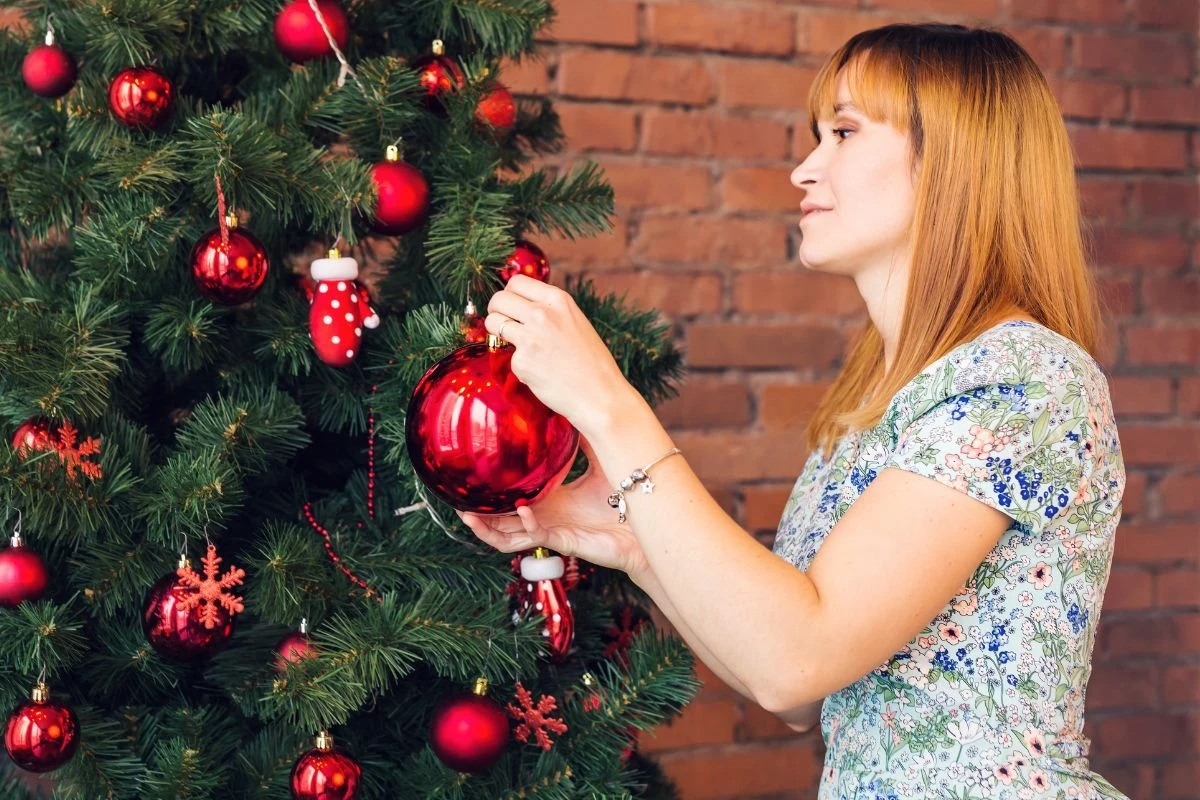 Choinka ubrana w czerwone dekoracje to zawsze dobry wybór. To ponadczasowy kolor. Choinka ubrana w czerwone dekoracje to zawsze dobry wybór. To ponadczasowy kolor.