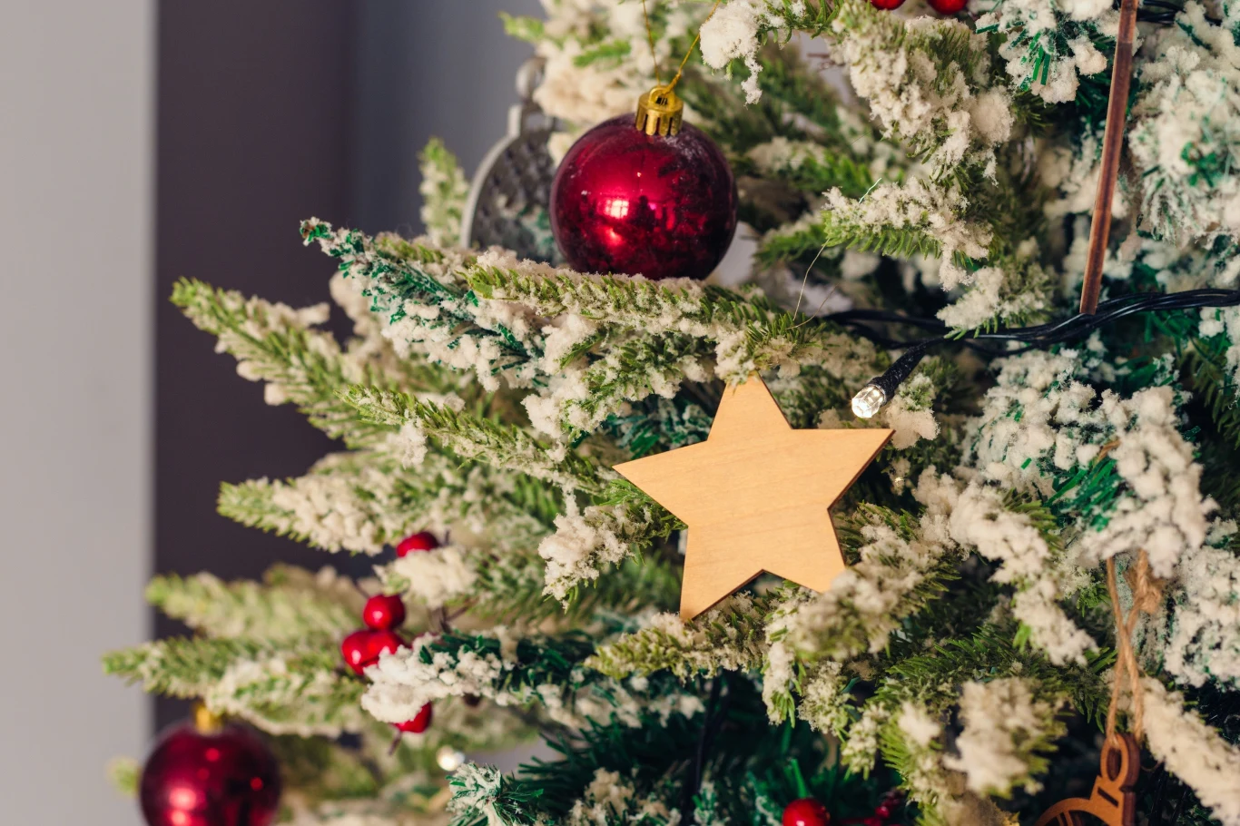 Sztuczne drzewko może wyglądać jak naturalne. Wystarczy odpowiednio je rozłożyć i dodać prawdziwe gałązki. 