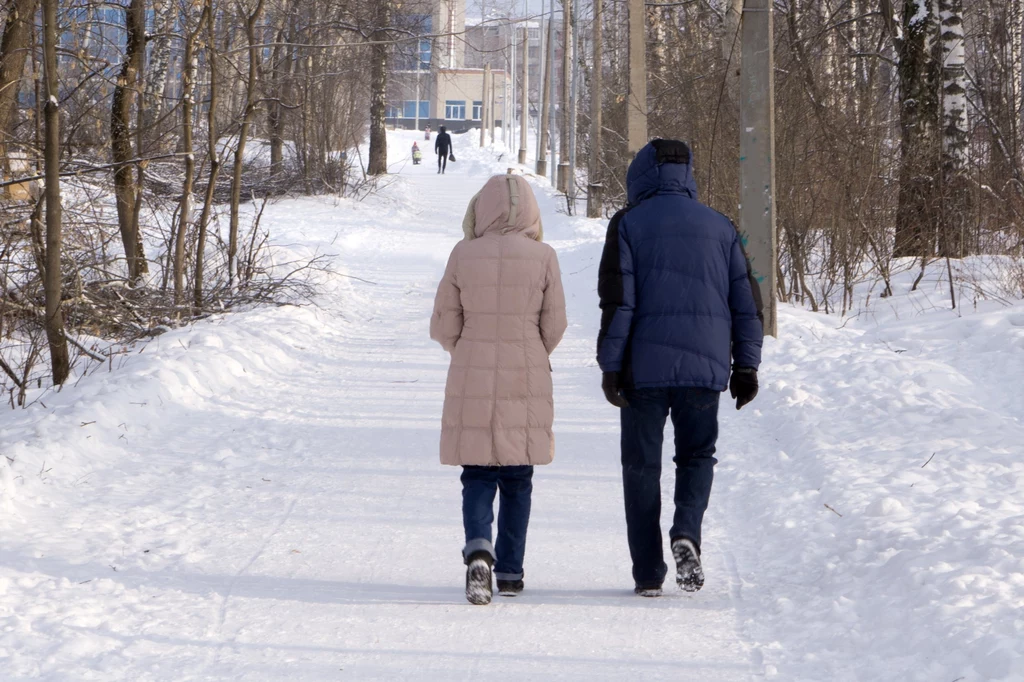 Święta jak i przez całą zimę dużo spaceruj. Tak poprawisz samopoczucie i wzmocnisz odporność