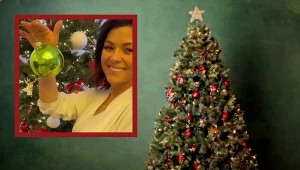 Kasia Cichopek już ubrała choinkę. Stawia na tradycyjne kolory, a przy tym prezentuje najmodniejszą sukienkę na święta