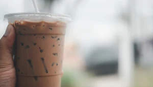 Do jednorazowych kubków z plastiku doliczana będzie opłata w wysokości 20 groszy